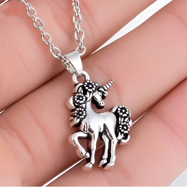 Collier avec pendentif licorne argenté détaillé, chaîne en métal. Bijou fantaisie sur une main. Accessoire de mode pour femme ou enfant, style féérique., 45502394761471 | Licorne Shop