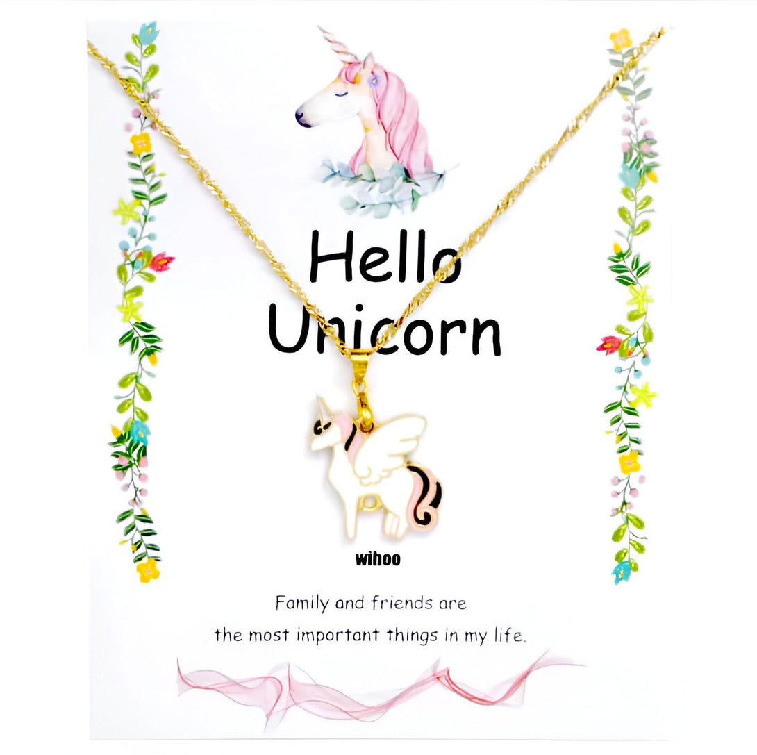 Collier doré avec pendentif licorne blanche ailée. Le support de carte est décoré de fleurs et d'un dessin de licorne. L'inscription "Hello Unicorn" et un message sur l'importance de la famille sont également présents., 45501316825343 | Licorne Shop