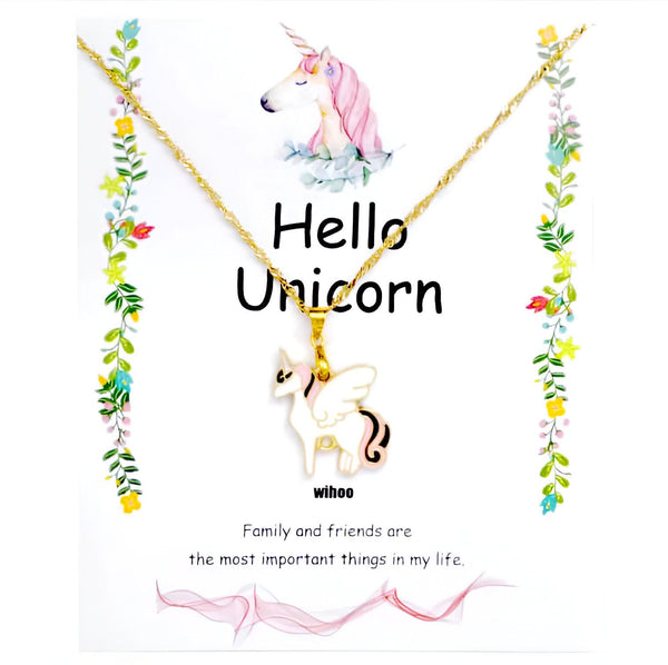 Collier doré avec pendentif licorne blanche ailée. Le support de carte est décoré de fleurs et d'un dessin de licorne. L'inscription "Hello Unicorn" et un message sur l'importance de la famille sont également présents., 45501316825343 | Licorne Shop
