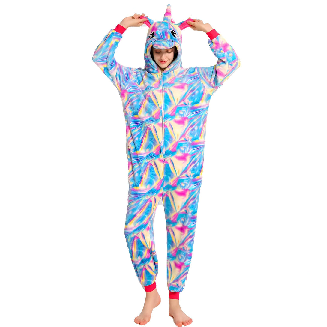 Une personne portant un pyjama combinaison licorne coloré, avec capuche à oreilles et corne. Elle lève les bras et sourit. Vêtement d'intérieur douillet et confortable., 45502365073663,45502365106431,45502365139199,45502365171967,45502365204735,45502365237503,45502365270271,45502365303039 | Licorne Shop