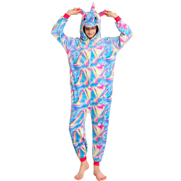 Une personne portant un pyjama combinaison licorne coloré, avec capuche à oreilles et corne. Elle lève les bras et sourit. Vêtement d'intérieur douillet et confortable., 45502365073663,45502365106431,45502365139199,45502365171967,45502365204735,45502365237503,45502365270271,45502365303039 | Licorne Shop