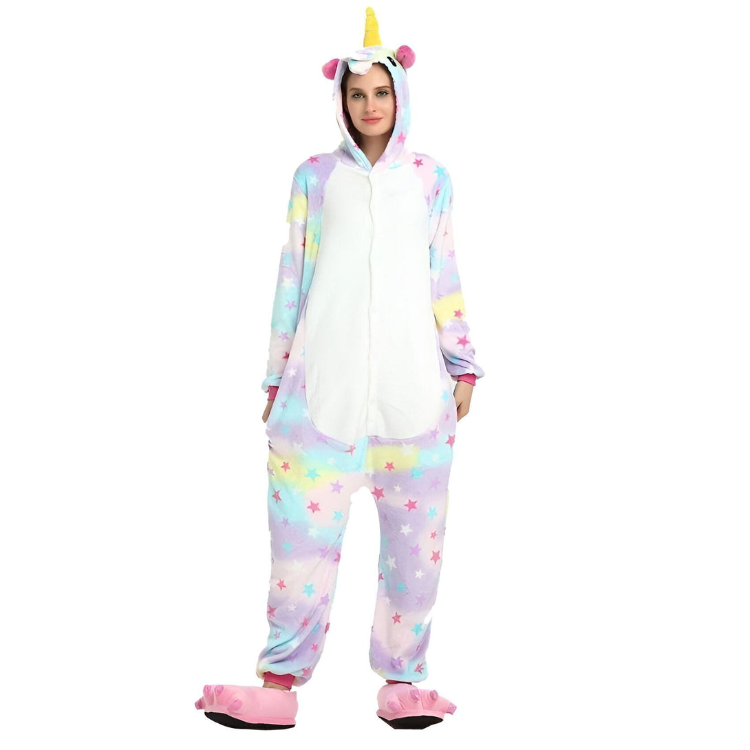 Une femme porte une combinaison pyjama licorne. La combinaison est rose et blanche avec des étoiles et une capuche avec une corne de licorne.