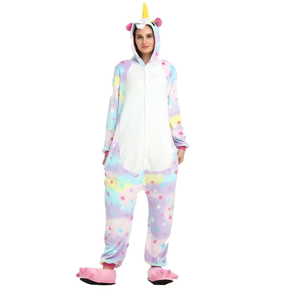 Une femme porte une combinaison pyjama licorne. La combinaison est rose et blanche avec des étoiles et une capuche avec une corne de licorne.