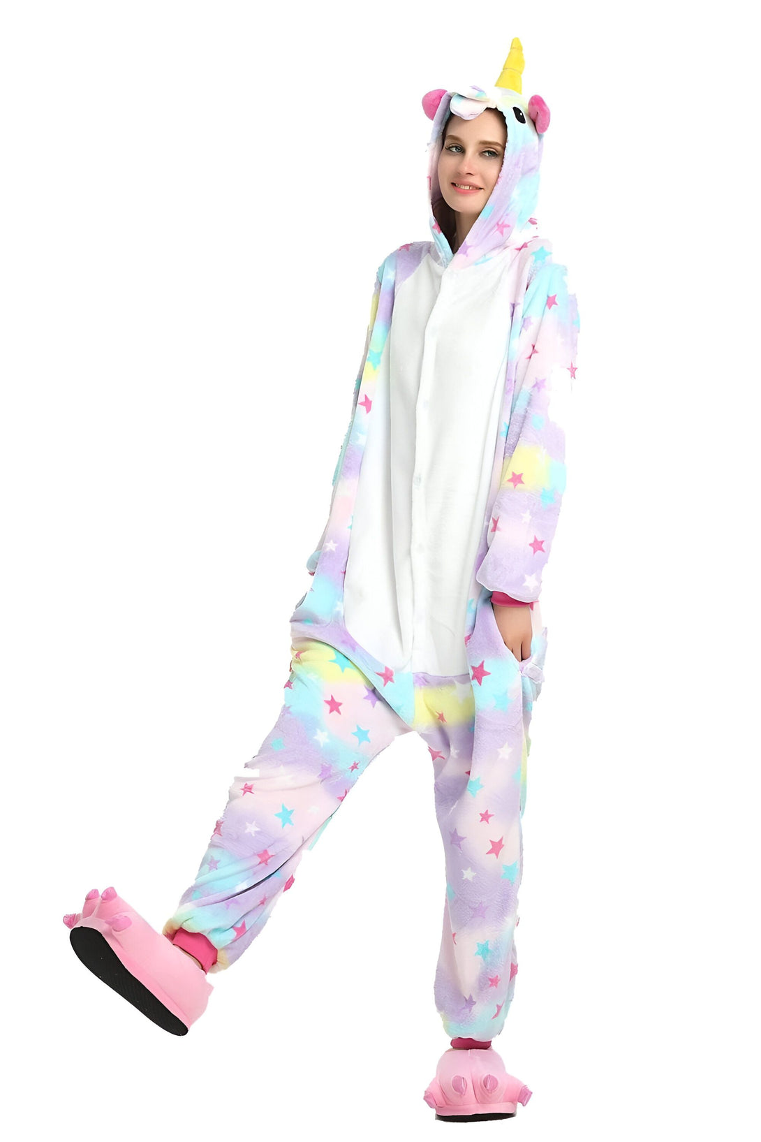 Une femme porte un pyjama licorne. Le pyjama est rose et violet avec des étoiles et une capuche avec une corne de licorne.