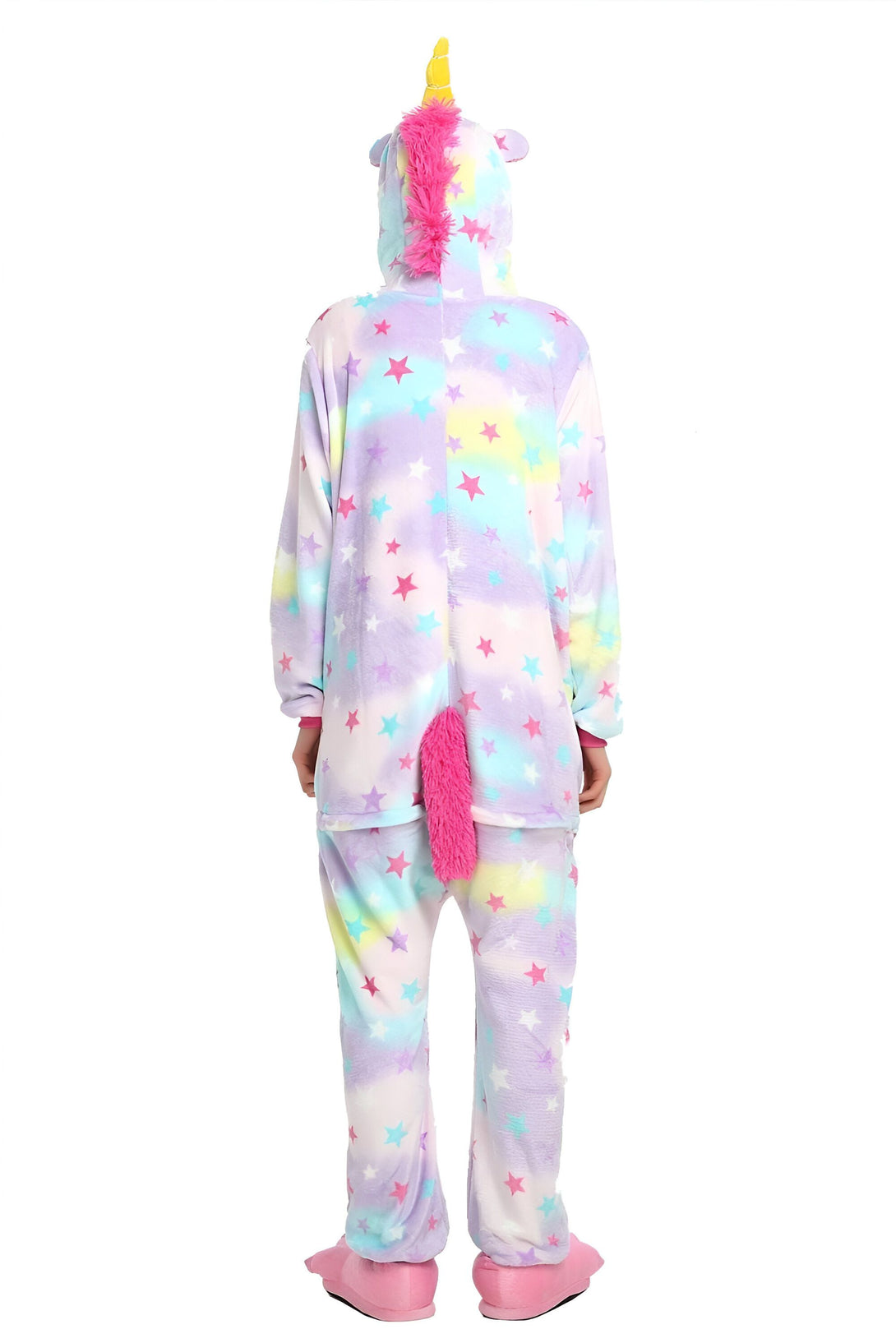 Cette image montre une combinaison pyjama licorne rose et bleue avec des étoiles et une capuche avec une crinière arc-en-ciel.