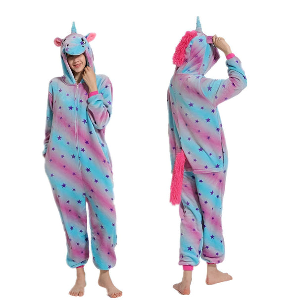 Une combinaison pyjama licorne rose et bleu à étoiles blanches.