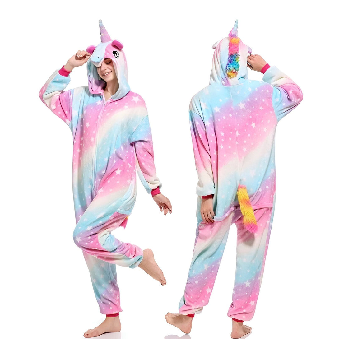 Une combinaison pyjama licorne rose et bleu à capuche avec des étoiles et un arc-en-ciel.