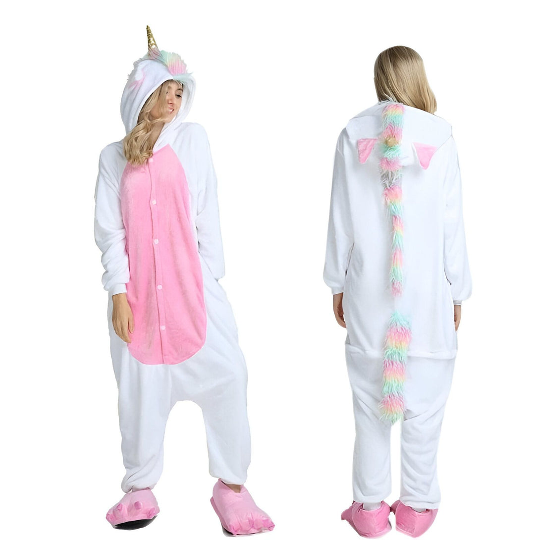 Une combinaison pyjama licorne blanche et rose avec une capuche, des oreilles, une crinière et une queue arc-en-ciel.