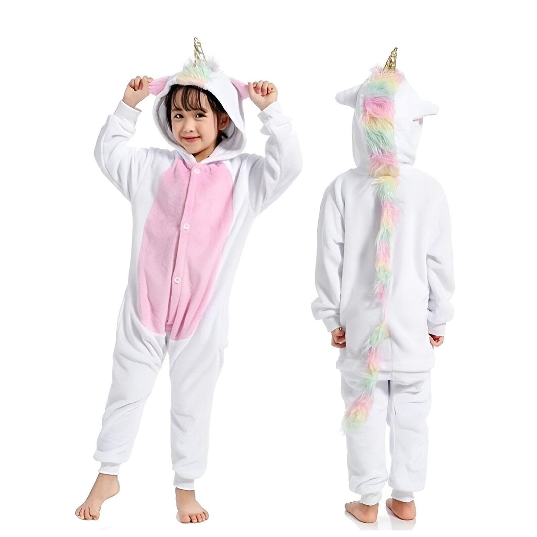 Une combinaison pyjama licorne blanche et rose avec une capuche et une queue arc-en-ciel.