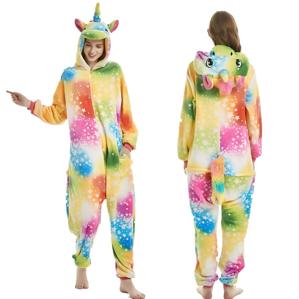 Une combinaison pyjama licorne arc-en-ciel avec une capuche, des étoiles et une crinière arc-en-ciel.