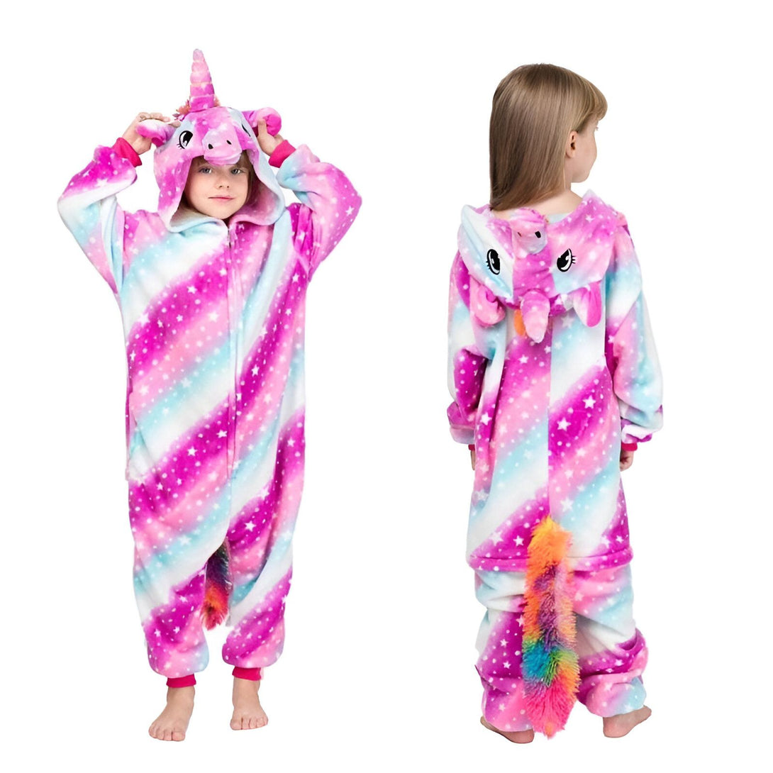 Une combinaison pyjama licorne rose et bleu à capuche avec une crinière et une queue arc-en-ciel pour enfant.