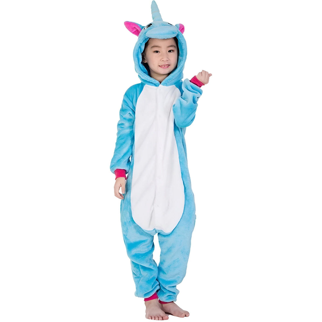 Une combinaison pyjama licorne bleue et blanche avec une capuche en forme de tête de licorne.