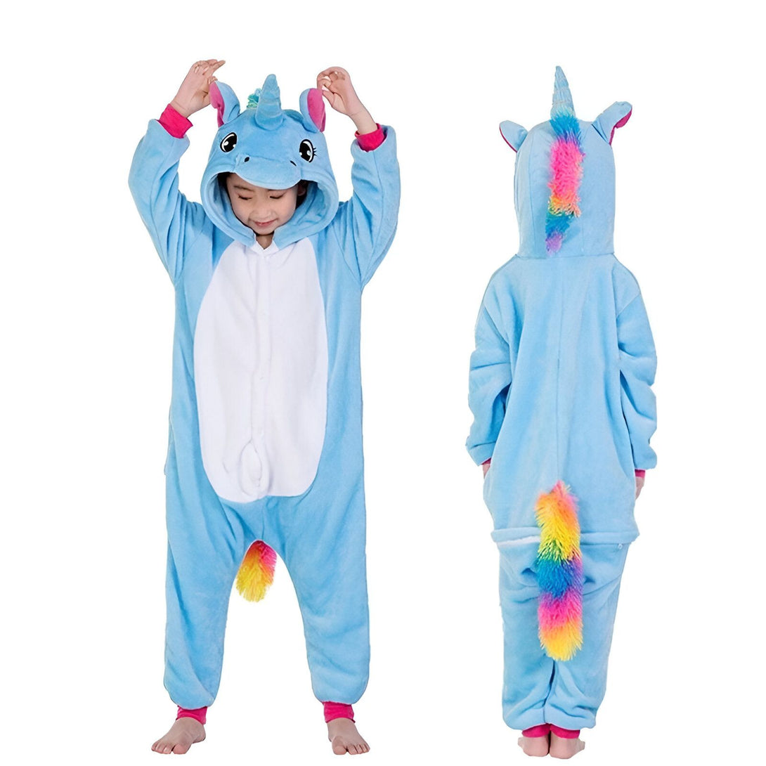 Une combinaison pyjama licorne bleue avec une capuche et une queue arc-en-ciel pour enfant.