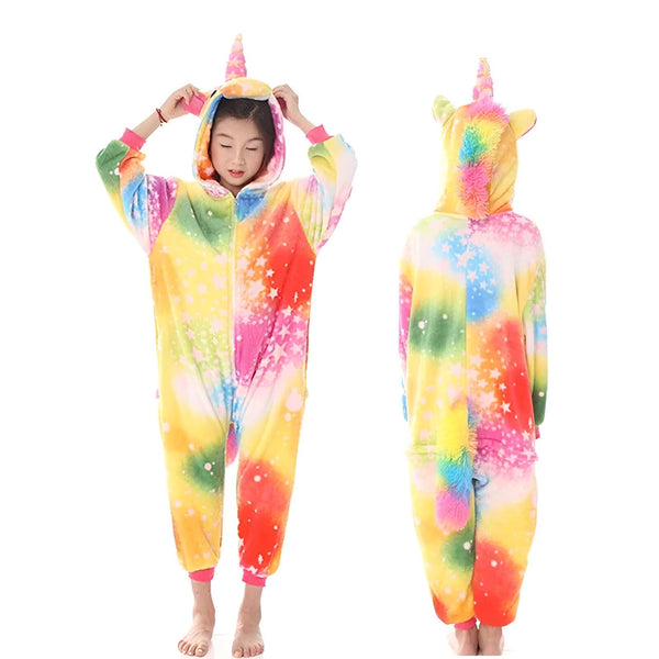 Une combinaison pyjama licorne arc-en-ciel pour enfant avec une capuche et une fermeture éclair sur le devant. La combinaison est de couleur rose, jaune, orange, vert, bleu et violet avec des étoiles blanches. La capuche est dotée d'une corne de licorne et d'oreilles de lapin. La combinaison est fabriquée en polaire douce et chaude.