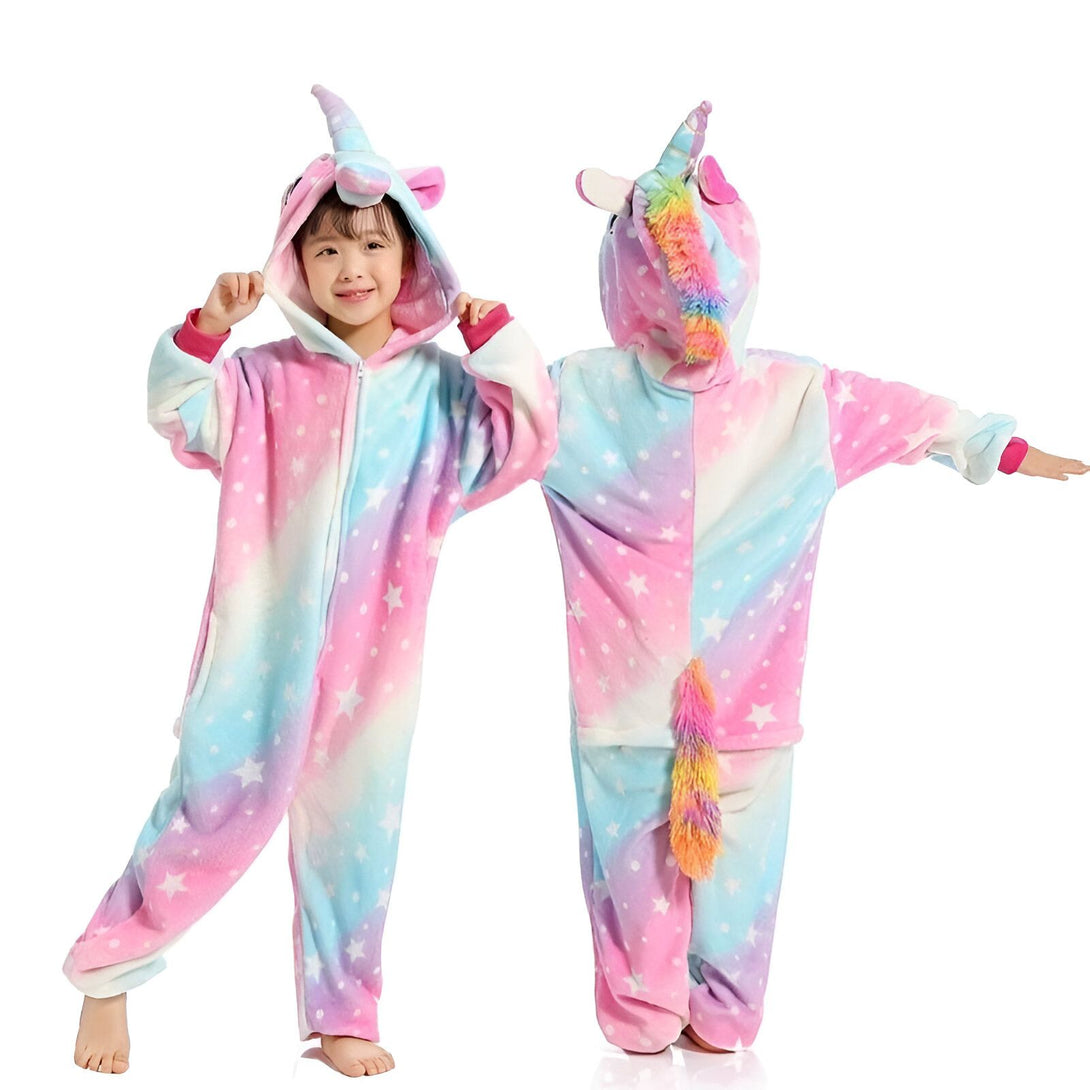 Une combinaison pyjama licorne rose et bleu à capuche avec des étoiles blanches.