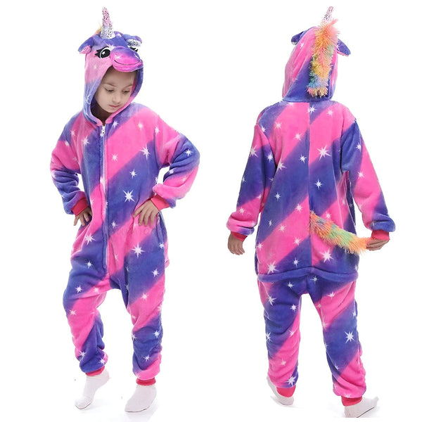 Une combinaison pyjama licorne rose et violet avec une capuche et une queue de cheval arc-en-ciel.