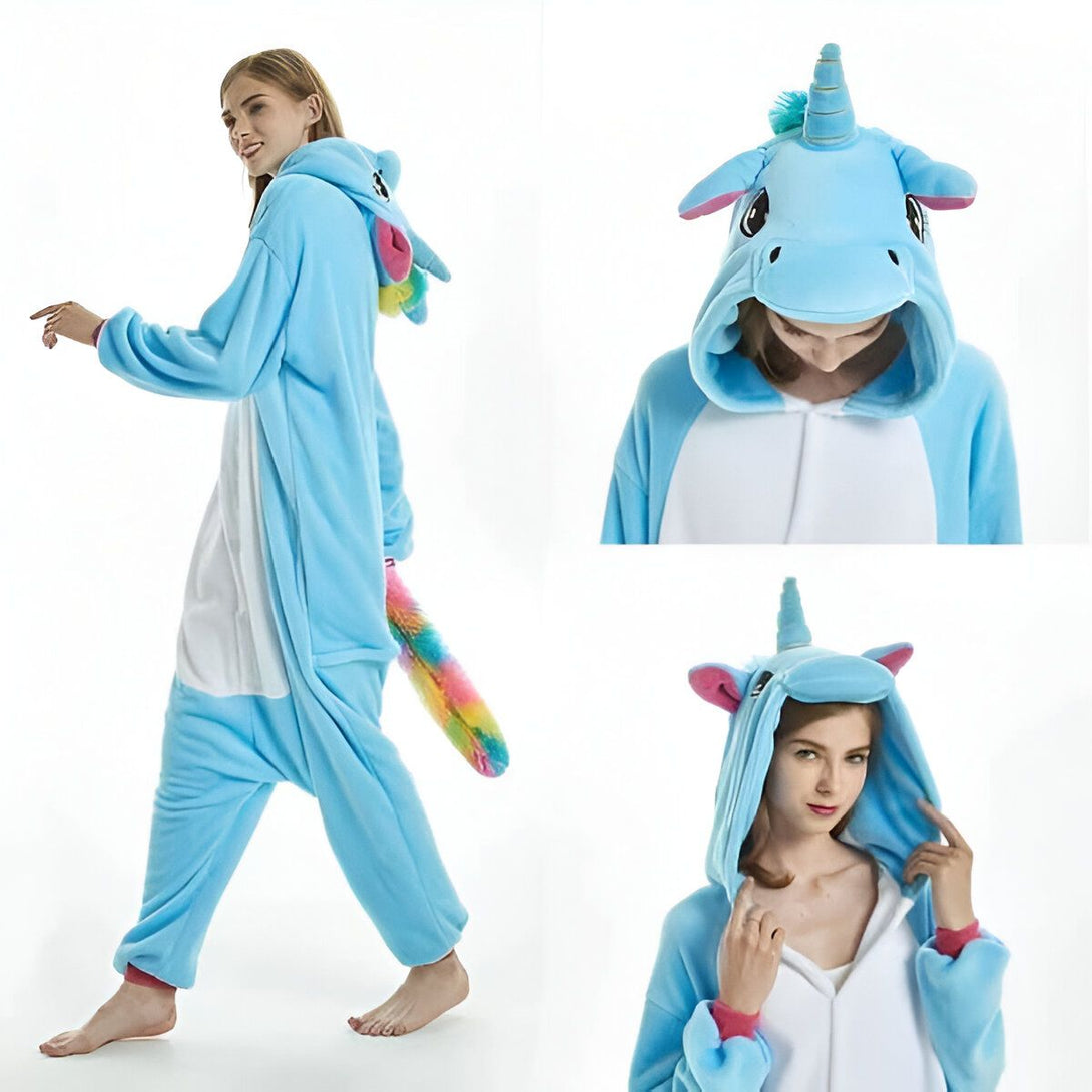 Une combinaison pyjama licorne bleue avec une capuche, des manches longues et des jambes. La combinaison est ouverte sur le devant avec une fermeture éclair. La capuche est dotée d'une corne de licorne et d'oreilles de lapin. La combinaison est également dotée d'une queue de licorne.