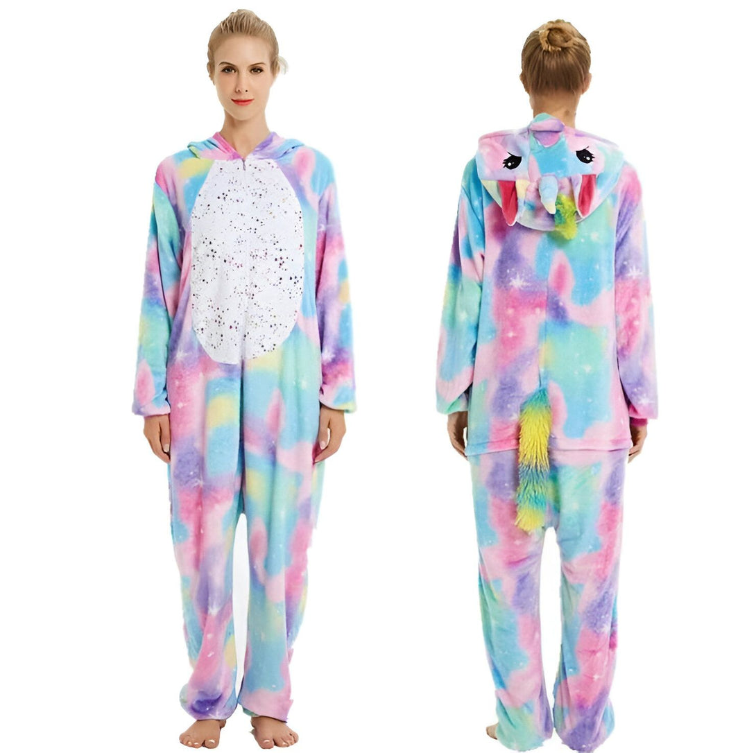 Une femme porte une combinaison pyjama licorne arc-en-ciel. La combinaison est rose, bleue et violette avec une capuche et une queue de cheval.