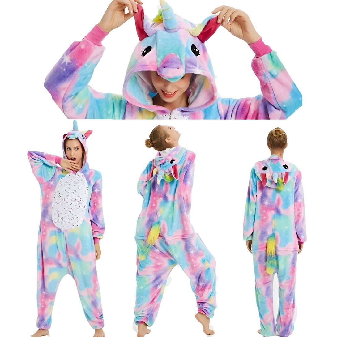 Une combinaison pyjama licorne rose et bleu à capuche avec des étoiles et une crinière arc-en-ciel.