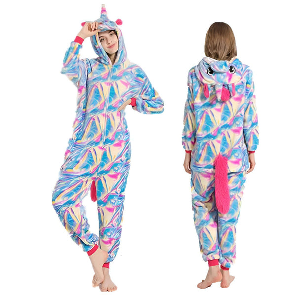 Une combinaison pyjama licorne arc-en-ciel avec une capuche, des manches longues et des jambes. La combinaison est de couleur rose, bleu et jaune avec une crinière et une queue arc-en-ciel. Le modèle porte une combinaison pyjama licorne arc-en-ciel avec une capuche, des manches longues et des jambes. La combinaison est de couleur rose, bleu et jaune avec une crinière et une queue arc-en-ciel.