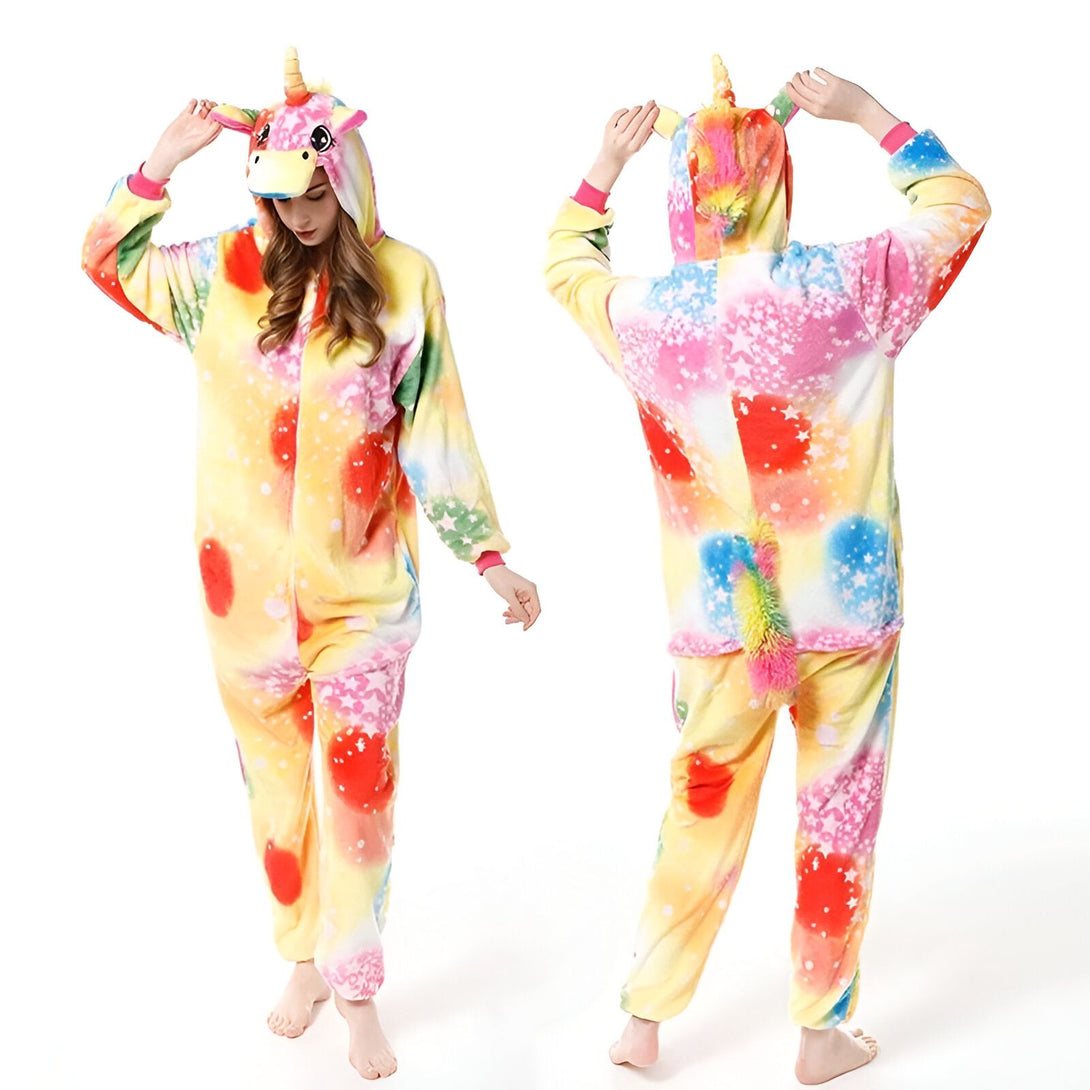 Une combinaison pyjama licorne arc-en-ciel avec une capuche, des étoiles et une crinière arc-en-ciel.