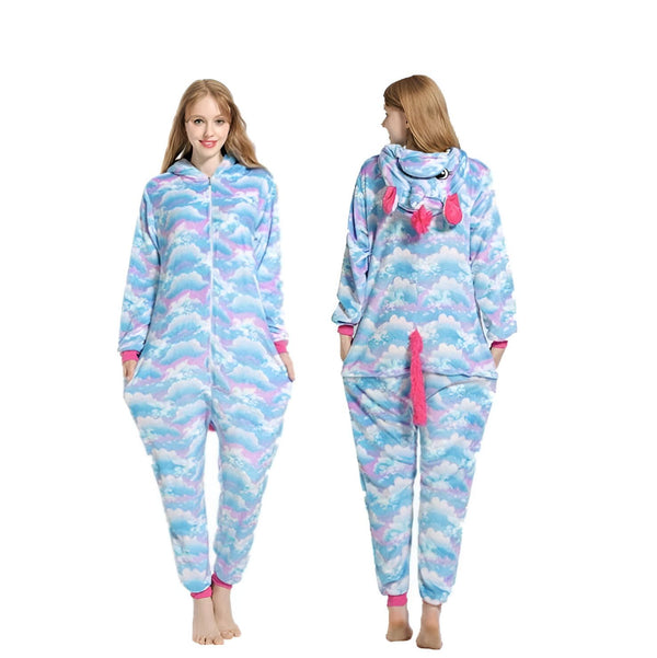 Une femme porte une combinaison pyjama licorne bleue et rose. La combinaison est à capuche et possède des poches.