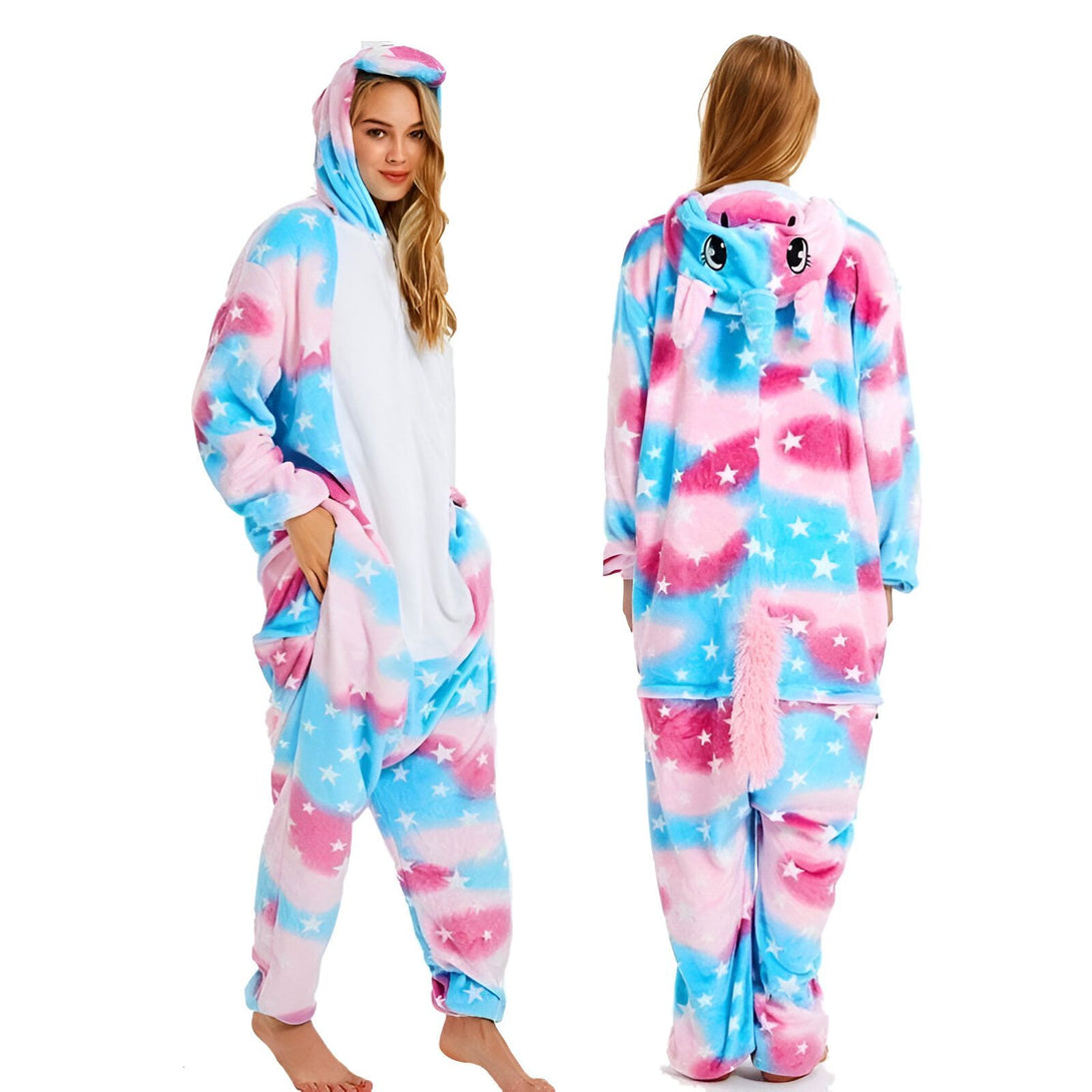 Une combinaison pyjama licorne rose et bleu avec des étoiles blanches. La combinaison est à capuche avec une fermeture éclair sur le devant.