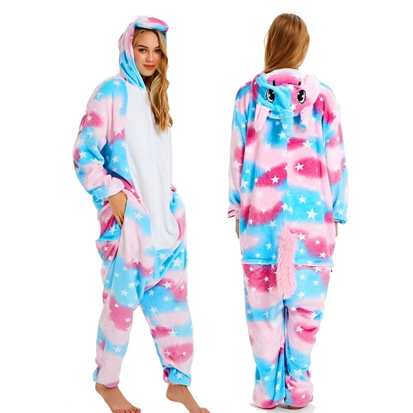 Une combinaison pyjama licorne rose et bleu avec des étoiles blanches. La combinaison est à capuche avec une fermeture éclair sur le devant.