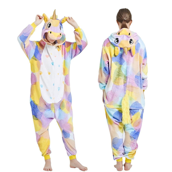 Une combinaison pyjama licorne en peluche multicolore avec une capuche, des manches longues et des jambes. La combinaison est ouverte sur le devant avec une fermeture éclair.