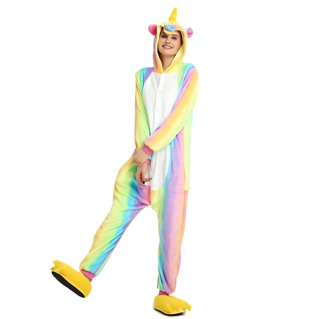 Une femme porte un pyjama licorne arc-en-ciel avec une capuche et des pieds en forme de pattes de licorne.