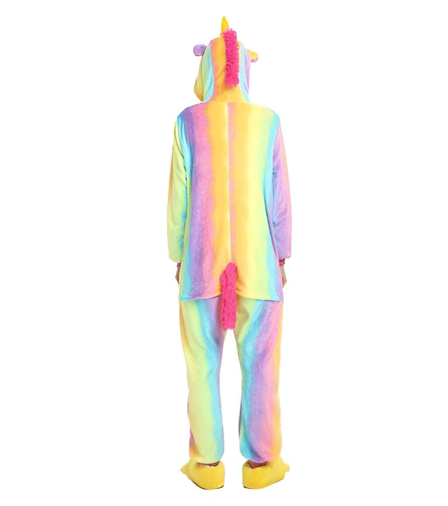 Une combinaison pyjama licorne arc-en-ciel avec une capuche, des manches longues et des pieds. La combinaison est de couleur rose, jaune, verte, bleue et violette. La capuche est dotée d'une crinière et d'une corne de licorne.