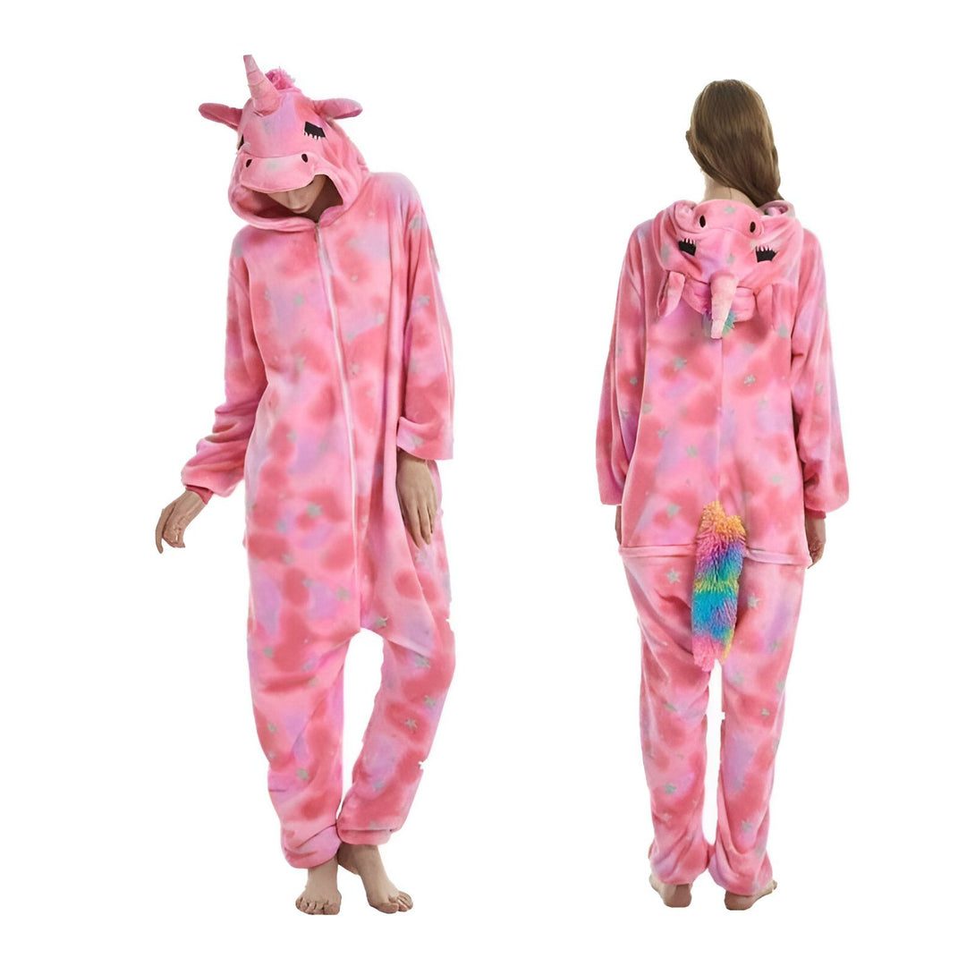 Une combinaison pyjama licorne rose avec une capuche, des étoiles et une crinière arc-en-ciel.