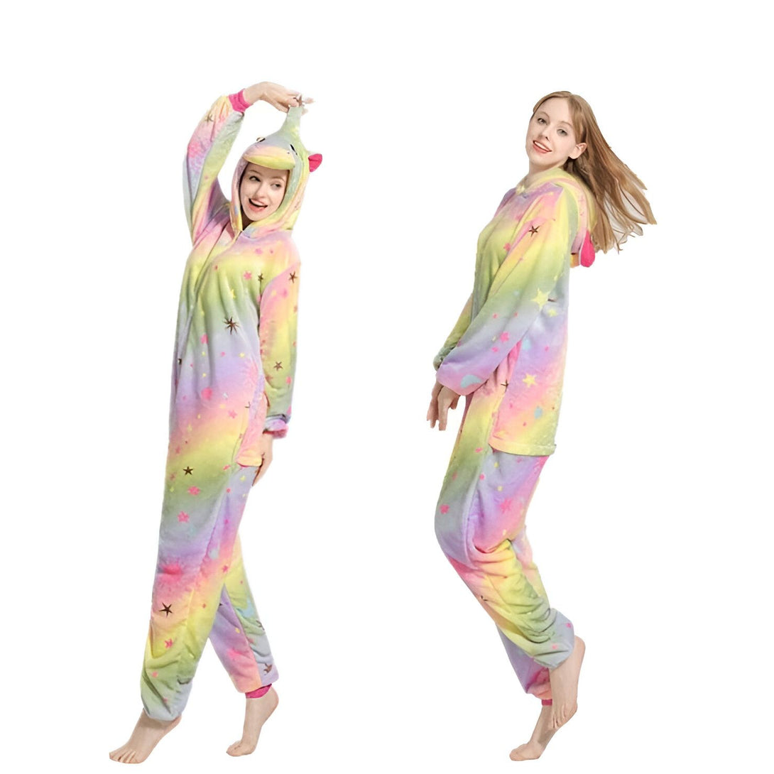 Deux femmes portent des pyjamas licorne multicolores avec des étoiles.