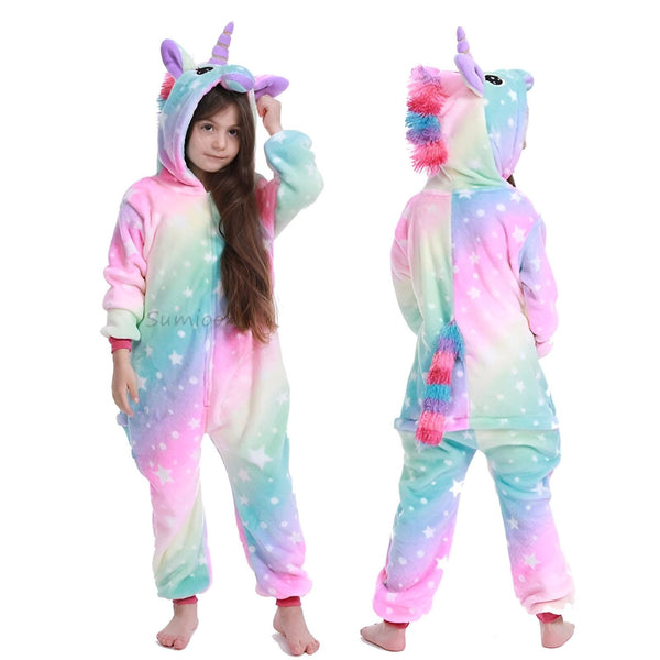 Une combinaison pyjama licorne rose et bleue avec une capuche et une fermeture éclair sur le devant. La combinaison est décorée de étoiles et de lunes.