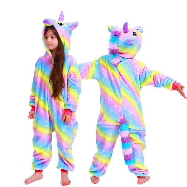 Une image de deux enfants portant des pyjamas licorne. Les pyjamas sont arc-en-ciel et ont des capuches de licorne. Les enfants sont debout l'un à côté de l'autre et sourient.