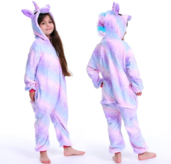 Une combinaison pyjama licorne rose et violet avec une capuche et des étoiles.