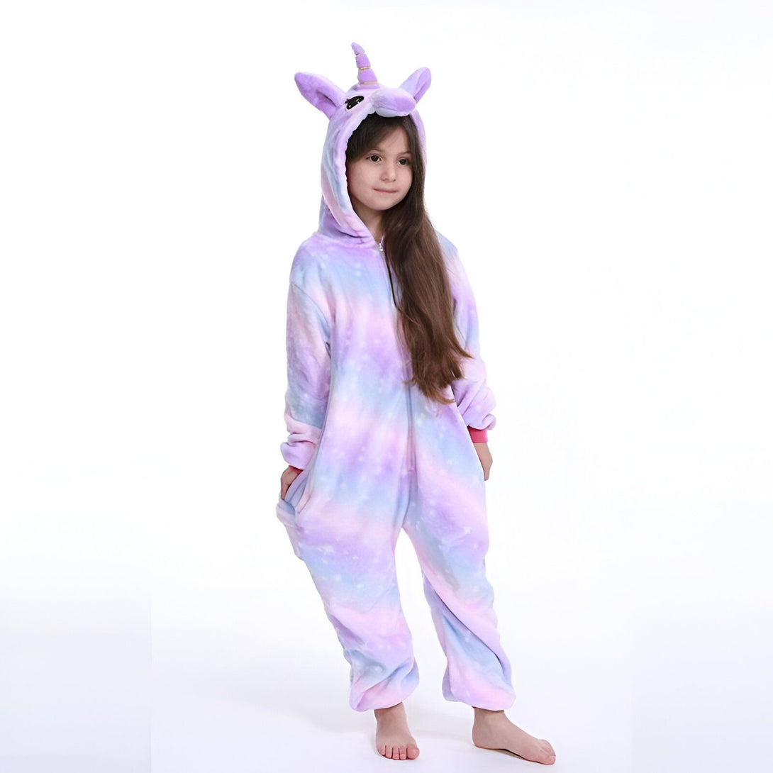 Une combinaison pyjama licorne violette et rose avec une capuche et des étoiles.