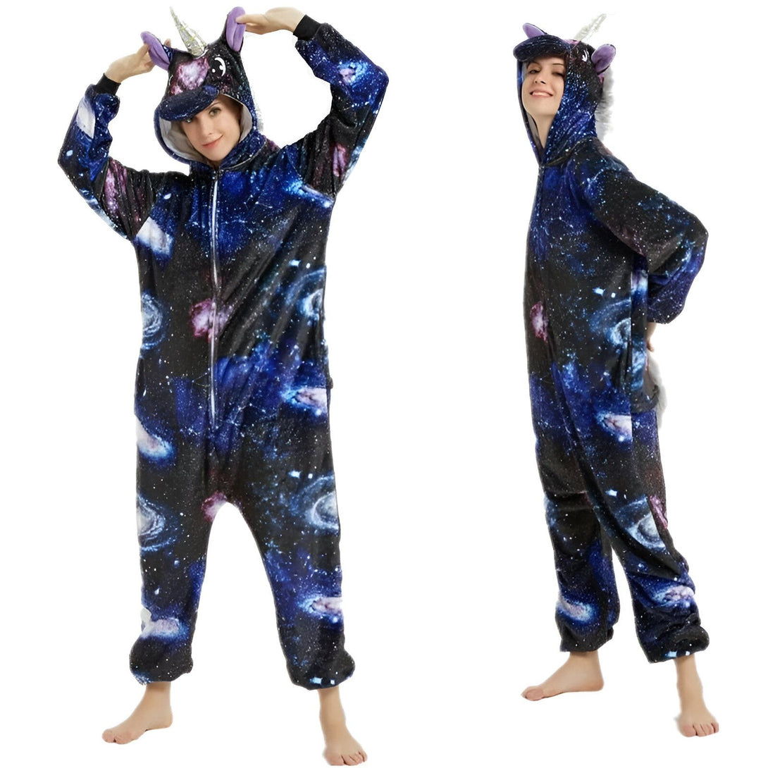 Une femme porte une combinaison pyjama licorne bleue avec une capuche. La combinaison est imprimée de galaxies et d'étoiles.