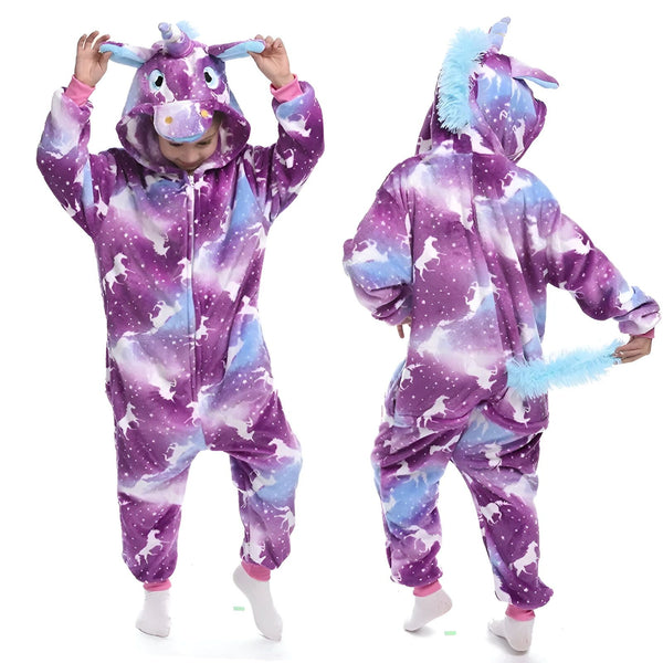 Une combinaison pyjama licorne violette avec une crinière et une queue arc-en-ciel.