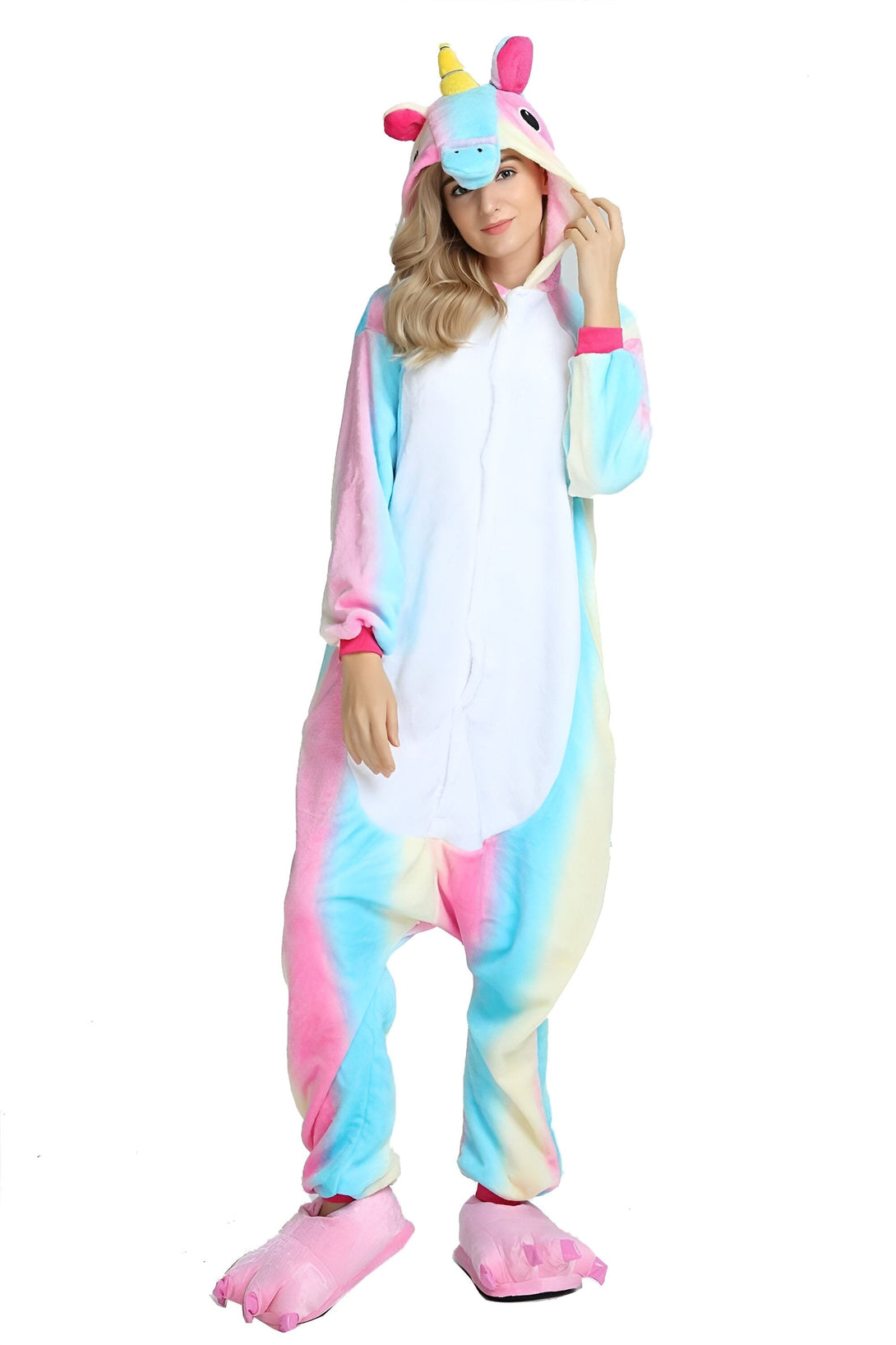 Une femme porte un pyjama licorne arc-en-ciel avec une capuche et des pieds en forme de sabots.