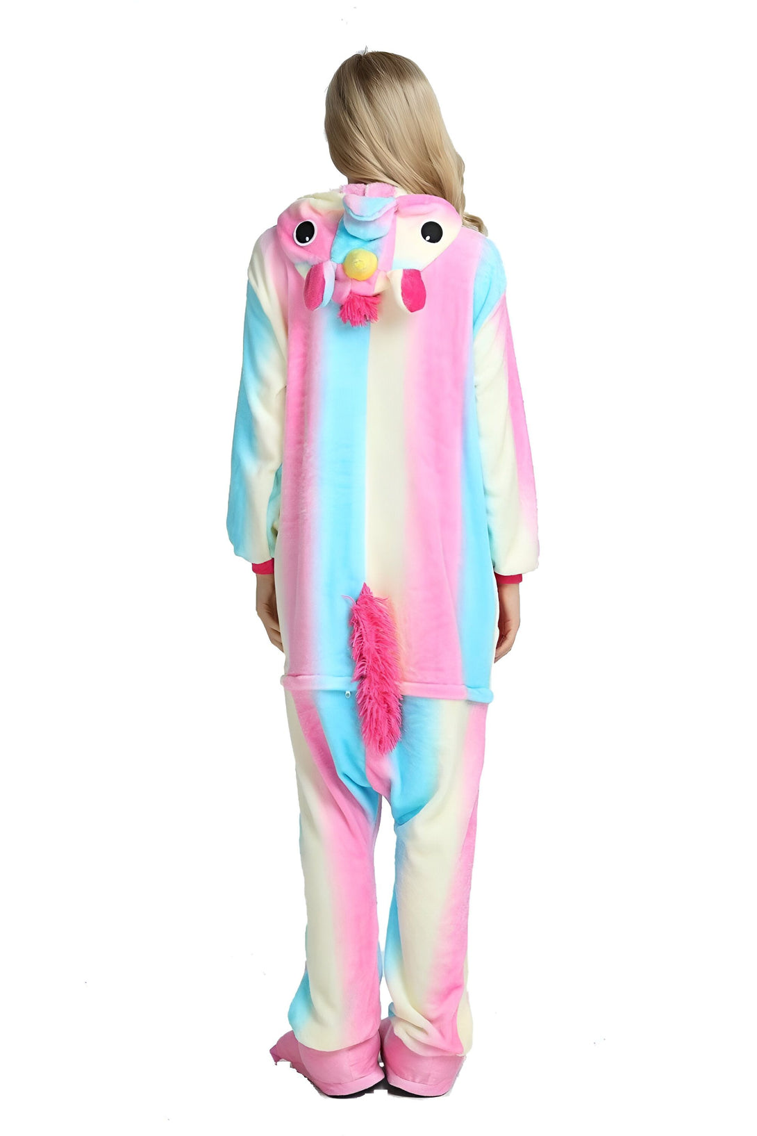 Une combinaison pyjama licorne arc-en-ciel avec une capuche, des yeux et une crinière.