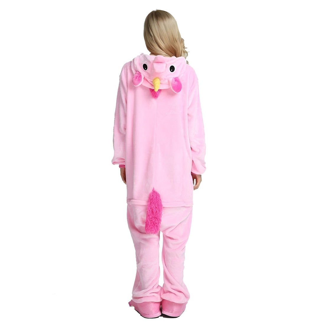 Une combinaison pyjama licorne rose avec une capuche, des manches longues et des pieds. La combinaison est ouverte sur le devant avec une fermeture éclair.