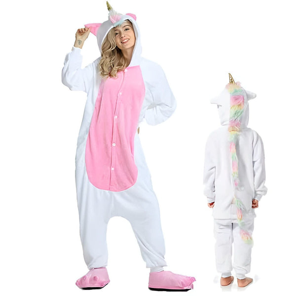 Deux personnes portant des pyjamas d'hiver confortables et amusants en forme de licorne. Un modèle adulte debout de face, un enfant vu de dos avec une queue arc-en-ciel., 45501999644927,45501999677695,45501999710463,45501999743231,45501999775999,45501999808767,45501999841535,45501999874303 | Licorne Shop