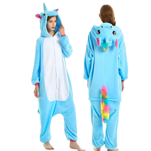 Photo d'une personne portant un pyjama bleu en forme de licorne avec une capuche, vue de face et de dos. Le pyjama est doux et confortable, parfait pour se détendre à la maison., 45501977690367,45501977723135,45501977755903,45501977788671,45501977821439,45501977854207,45501977886975,45501977919743 | Licorne Shop