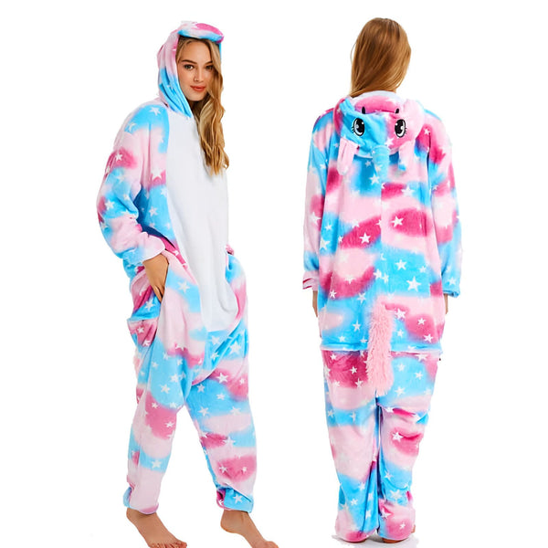 Deux femmes portant un pyjama combinaison éléphant rose et bleu avec des étoiles blanches. Une femme est de face, l'autre de dos. Les combinaisons ont une capuche avec des oreilles et une trompe d'éléphant., 45502368022783,45502368055551,45502368088319,45502368121087,45502368153855,45502368186623,45502368219391,45502368252159 | Licorne Shop