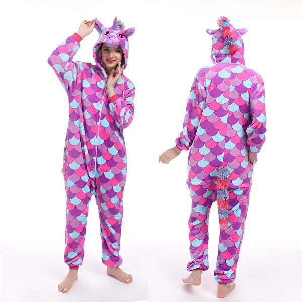 Une femme portant un pyjama licorne violet et rose avec capuche à motifs d'écailles, vue de face et de dos sur fond blanc., 45502368317695,45502368350463,45502368383231,45502368415999,45502368448767,45502368481535,45502368514303,45502368547071 | Licorne Shop