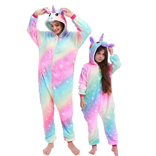 Femme et enfant en pyjamas licorne multicolores. Les combis sont à capuche avec des détails de licorne. Idéal pour une soirée pyjama, une fête d'anniversaire ou un costume d'Halloween. Confortable et ludique., 45502352818431,45502352851199,45502352883967,45502352916735,45502352949503,45502352982271,45502353015039,45502353047807 | Licorne Shop