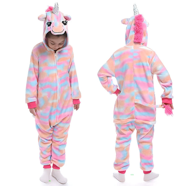 Ensemble de photos montrant une jeune fille portant un pyjama licorne multicolore avec capuche, vue de face et de dos, sur fond blanc. Pyjama confortable et amusant pour enfants., 45502357766399,45502357799167,45502357831935,45502357864703,45502357897471,45502357930239,45502357963007,45502357995775 | Licorne Shop
