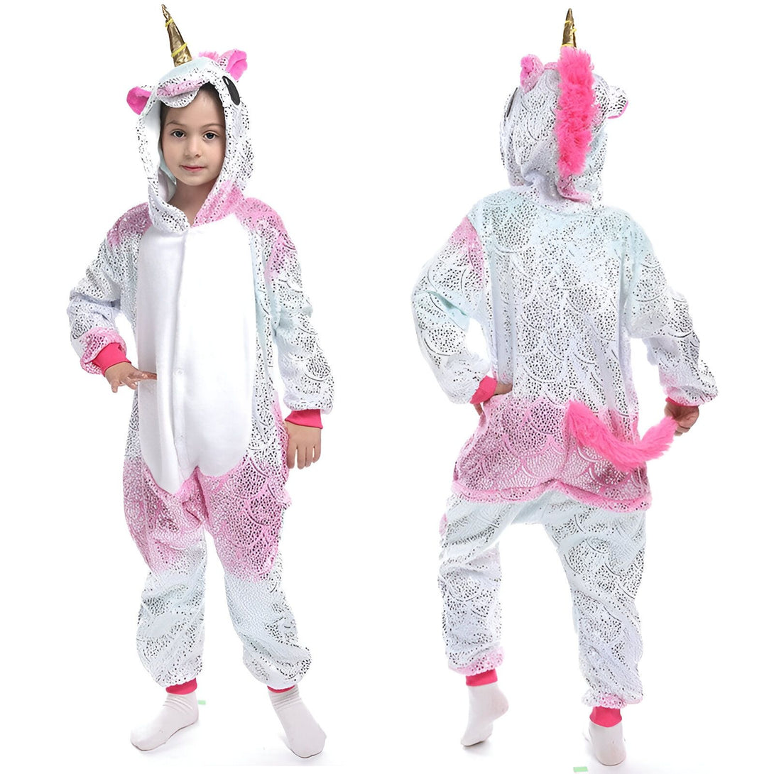 Enfant portant un pyjama de licorne confortable, avec une corne dorée et une queue rose duveteuse, vue de face et de dos, sur fond blanc., 45502022746367,45502022779135,45502022811903,45502022844671,45502022877439,45502022910207,45502022942975,45502022975743 | Licorne Shop