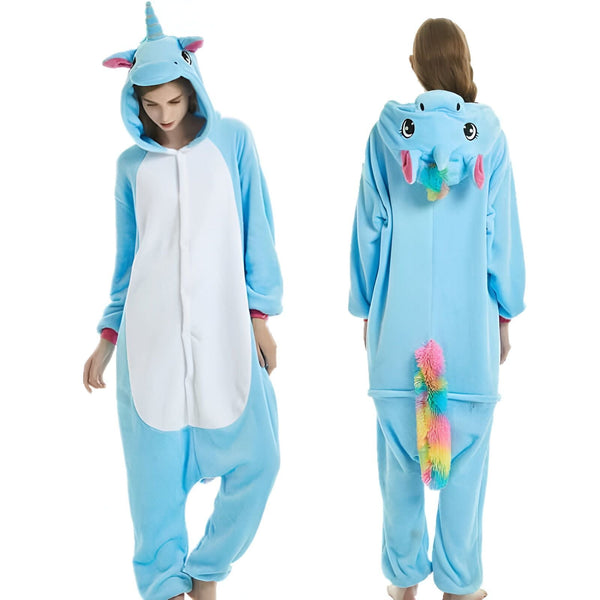 Femme en pyjama kigurumi bleu clair licorne, vue de face et de dos. Combinaison confortable avec capuche, détails licorne et queue arc-en-ciel. Idéal pour se détendre à la maison ou pour une soirée déguisée., 45501973364991,45501973496063,45501973528831,45501973561599,45501973594367,45501973627135,45501973659903,45501973692671 | Licorne Shop